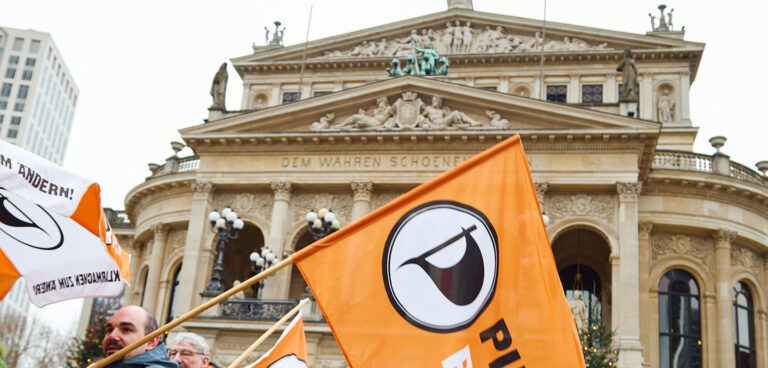 Alte Oper in Frankfurt mit Piratenfahnen im Vordergrund